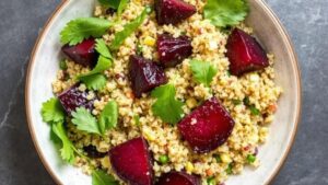 Smak i zdrowie w jednym talerzu: sałatka z komosą ryżową (quinoa) i pieczonymi burakami